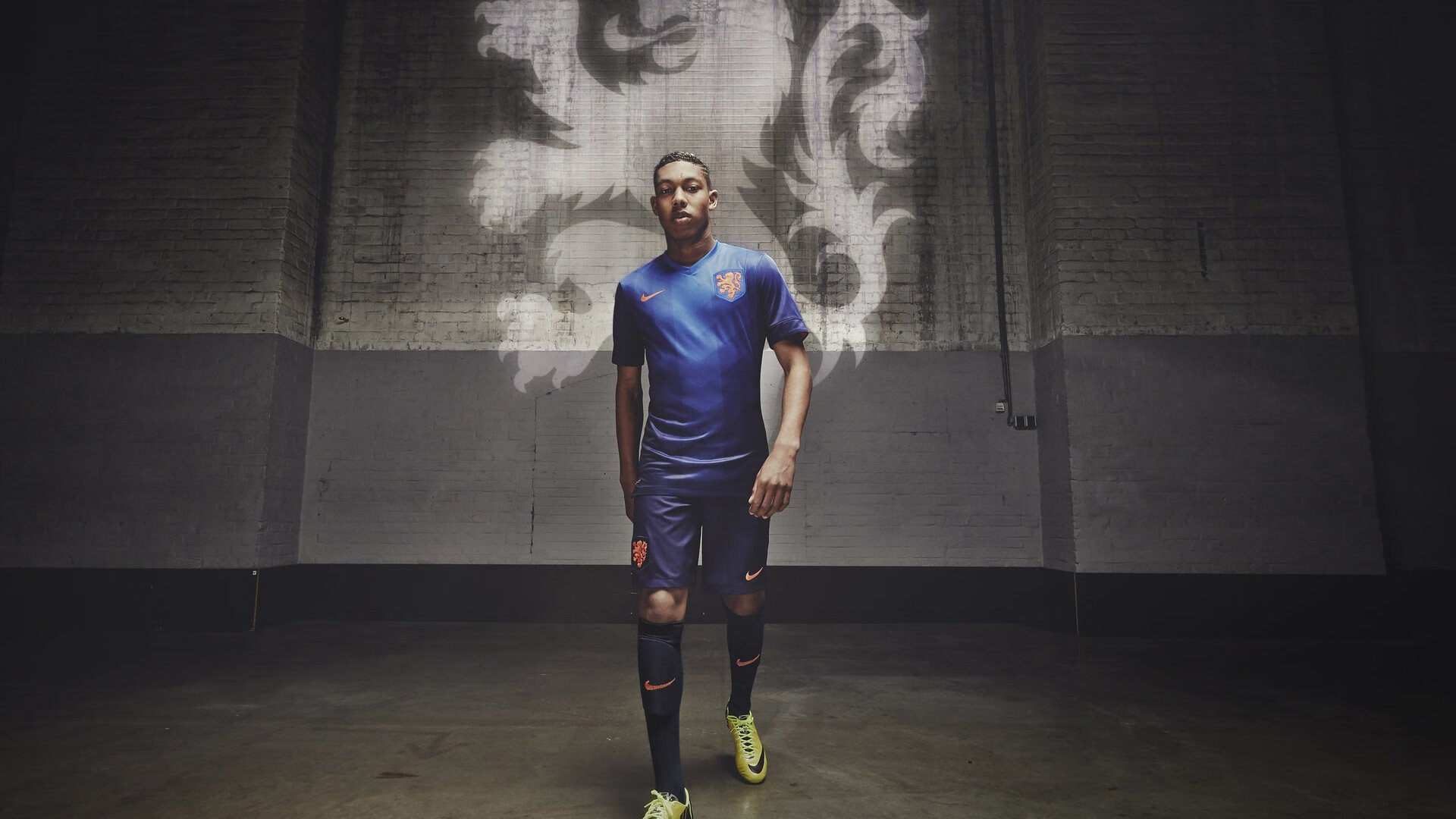 教练战术：新任主帅首战战术调整获球迷与媒体热议，足球教练战术大师